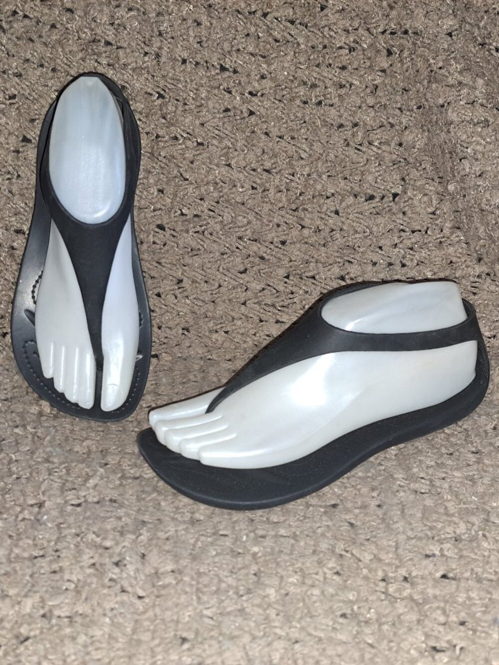 CROCS-Sexi Serena-Comfort T-Strap Thong Sandals-Black-SZ 7-Excellent